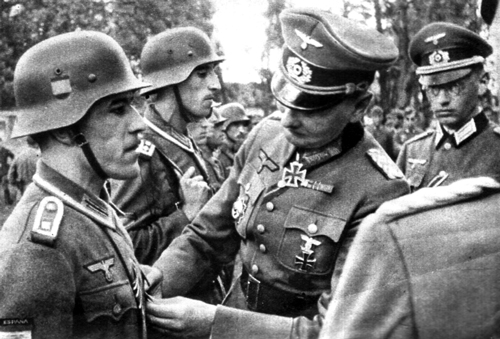 German General decorates Spanish soldiers, 1943