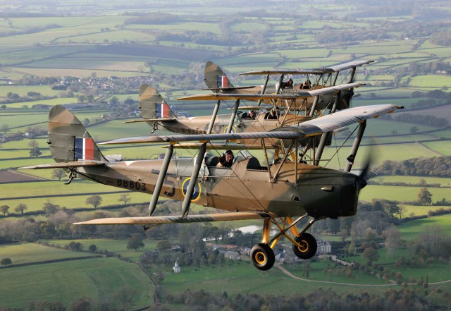 3x_Tiger_Moth_Henstridge_09-11-2014_Image_1-2167HR_tight_formation_image