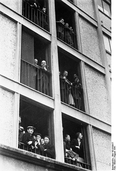 408px-Bundesarchiv_Bild_183-B10917,_Frankreich,_Internierungslager_Drancy