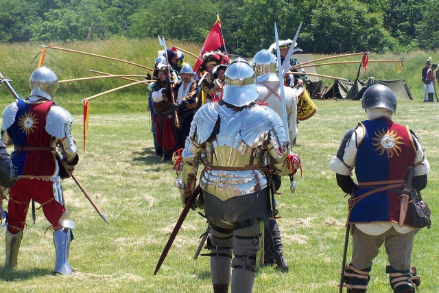 Medieval men-at-arms facing the Landesknecht pike hedge (Flickr / One lucky guy)