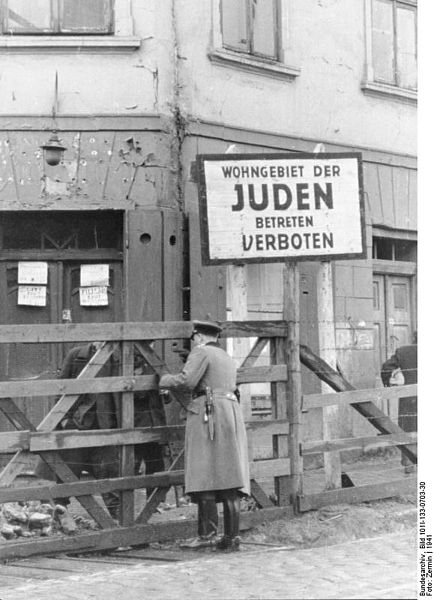 434px-Bundesarchiv_Bild_101I-133-0703-30,_Polen,_Ghetto_Litzmannstadt,_Torposten