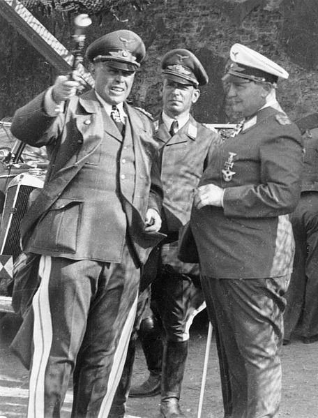 Generalfeldmarschall Albert Kesselring (mit Marschall-Stab), Generalleutnant Wilhelm Speidel, Chef des Stabes der Luftflotte 2 und Reichsmarschall Hermann Göring (Bundesarchiv)