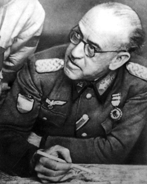 Maj. Gen. Emilio Esteban Infantes, on 13/02/1943, the second commander of the division