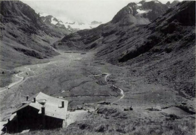 Amberger Hut at the base of the Sulztaler Ferner