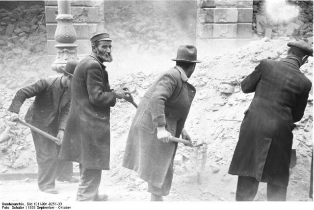 Warschau, Juden (?) bei Aufräumungsarbeiten