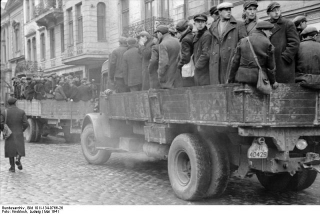 Polen, Ghetto Warschau, Juden auf LKW