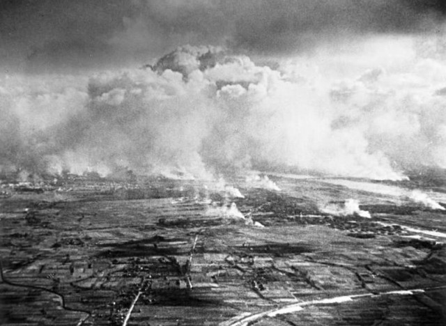 Burning Warsaw after being bombed by the Luftwaffe, September 1939 (Bundesarchiv)