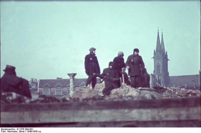 Bundesarchiv_N_1576_Bild-001,_Ghetto_Litzmannstadt,_Arbeitseinsatz_von_Juden