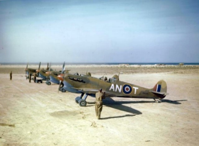 Spitfire_VCs_417_Sqn_RCAF_in_Tunisia_1943