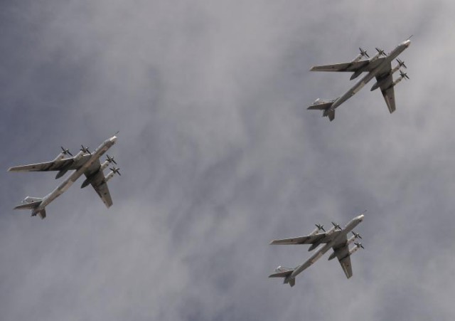 tupolev-russian-bombers-fly-formation