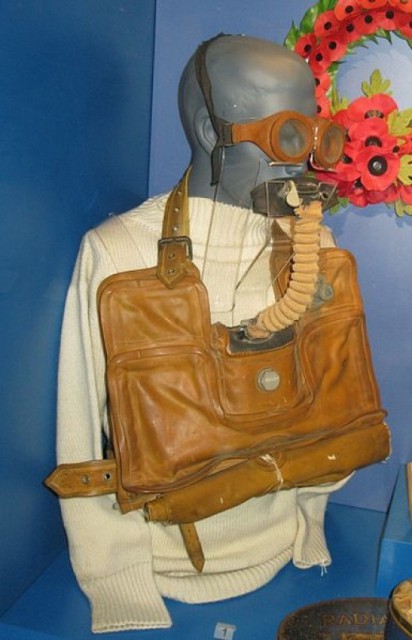 http://hubpages.com/education/World-War-2-History-John-Capes-Amazing-Submarine-Escape# A Davis Submerged Escape Apparatus