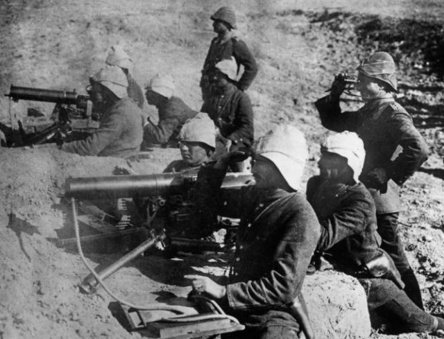 I. Weltkrieg 1914 - 1918 Orientalischer Kriegsschauplatz: Während der Kämpfe um die Dardanellen. Türkische Maschinengewehrstellung mit deutschen Offizieren. Die Türkei war im I. Weltkrieg Verbündeter der Mittelmächte (Deutschland und Österreich-Ungarn).