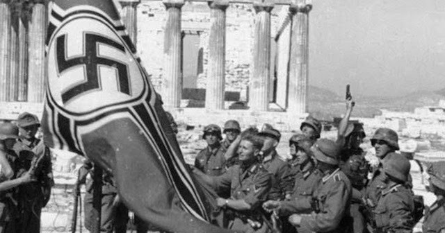 German-troops-raising-the-swastika-over-the-Acropolis-1941-1-640x336