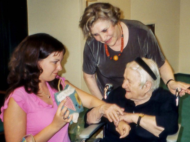 Megan Felt (left, one of the students who investigated the story) with Sendlerowa at the latter's home in Poland. Felt is handing the heroine a heart signed by the entire school. 