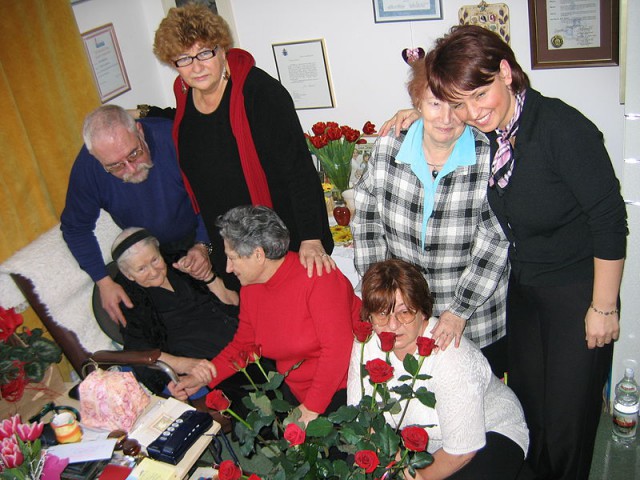 A photo by Mariusz Kubik on 15 February 2005, showing Irena reuinted with some of the children she saved. Sadly, most could not be reuinted with their biological parents as most had died. 