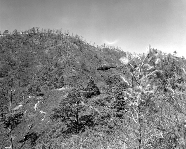 Marine Helo delivers supplies during the Battle of the Punchbowl via commons.wikimedia.org