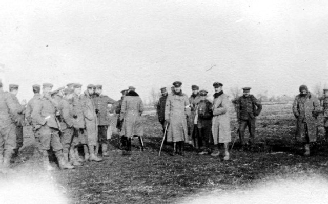 British and German troops meeting in no man's land during the unofficial truce (British troops from the Northumberland Hussars, 7th Division, Bridoux-Rouge Banc Sector) 