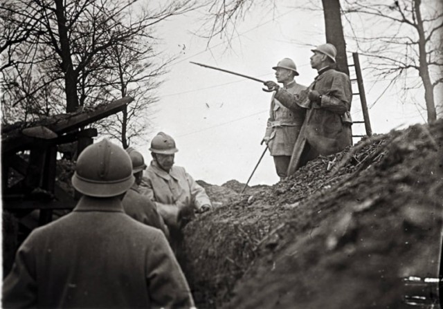 French General Emile Eugene Belin (R) visiting the front line near Arras, Northern France / Collection Odette Carrez