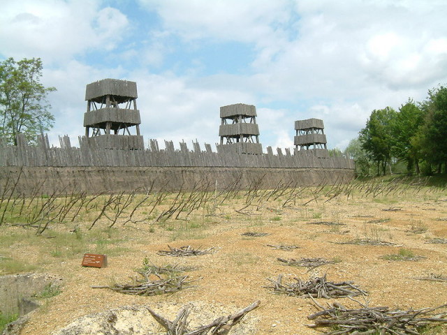 Reconstruction of part of the Roman wall at Alesia - photo by Christophe Finot, from https://commons.wikimedia.org/ 