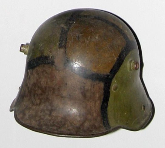 1916 Stahlhelm with 1918 camouflage pattern applied in the field. (Musée de l'Armée)