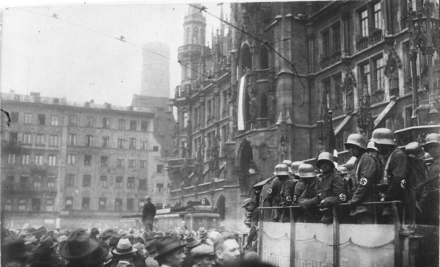 Munich Marienplatz during the failed Beer Hall Putsch (Bundesarchiv)