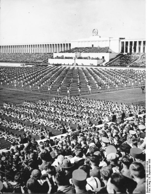 Bundesarchiv_Bild_183-H11954_Nürnberg_Reichsparteitag_Turnvorführung-500x640