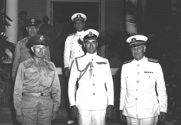 General Short (left) and Admiral Kimmel (right) in Hawaii via commons.wikimedia.org