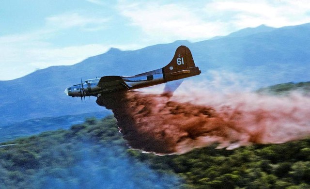 b-17-air-tanker-dropping-fire-retardant-bill-gabbert-1-cut