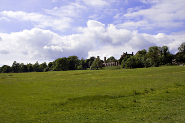 The Battlefield, with Battle Abbey in the distance. Photo by Ealdgyth from Wikimedia commons