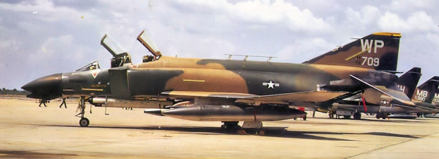 35th_Tactical_Fighter_Squadron_-_McDonnell_F-4D-32-MC_Phantom_-_66-8709