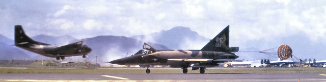 64th_Fighter-Interceptor_Squadron_Convair_F-102A-75-CO_Delta_Dagger_56-1333_Da_Nang_1966
