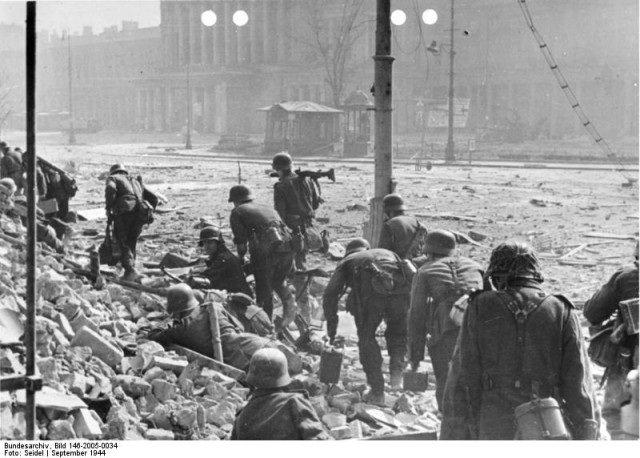 German soldiers fighting the Polish resistance at Theater Square in Warsaw, September 1944 (Bundesarchiv)