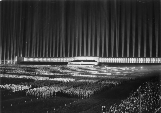 Bundesarchiv_Bild_183-1982-1130-502,_Nürnberg,_Reichsparteitag,_Lichtdom