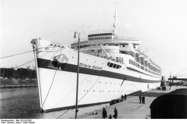 Scherl Bilderdienst: II. Weltkrieg 1939 - 1945, Überfall auf Polen am 1. September 1939. Das KdF - Schiff "Wilhelm Gustloff" wird als Lazarettschiff eingesetzt, hier im Danziger Hafen im Herbst 1939. 12065 - 39