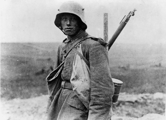 Zentralbild 1. Weltkrieg. Westfront 1916. Deutscher Soldat eines Sturmtrupps.