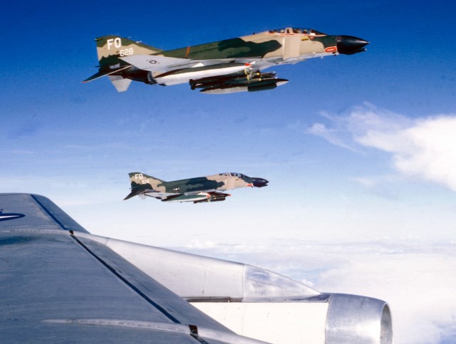 F-4Ds_435th_TFS_over_Vietnam