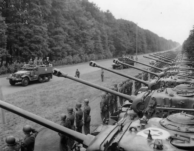 Gen_George_Marshall_inspects_troops_and_M4_Sherman_tanks_of_the_US_2nd_Armored_Division_near_Berlin.1945