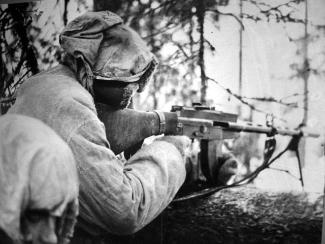 A Finnish soldier with an M-26 machine gun
