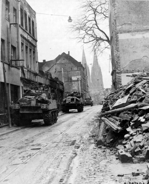 M4_Sherman_tanks_in_Cologne_1945_2