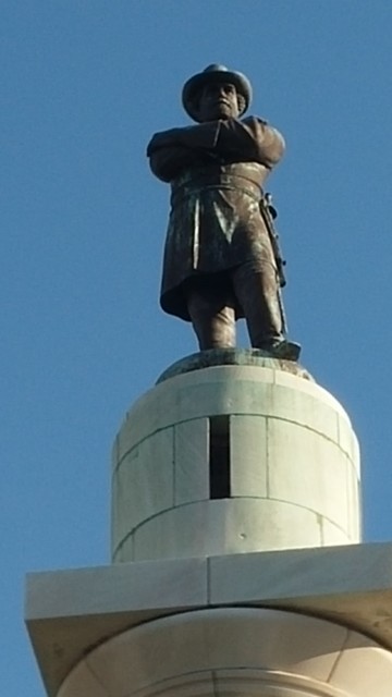 Robert_E_Lee_Monument_at_Lee_Circle_closeup._New_Orleans_Louisiana