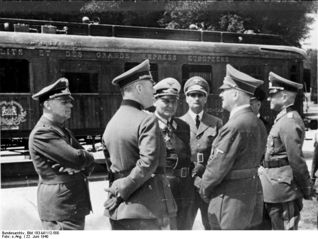 ADN-ZB, II. Weltkrieg 1939-1945 Frankreich: Waffenstillstand mit Frankreich im Wald vom Compiégne am 22.6.1940. A. Hitler (2.v.r.) im Gespräch mit Generalen und anderen Führern des faschistischen deutschen Reiches. Links neben Hitler sein Stellvertreter R. Hess u. H. Göring, (links außen) J. v. Ribbentrop, Außenminister des faschistischen Staates, (rechts außen) Generaloberst W. v. Brauchitsch.