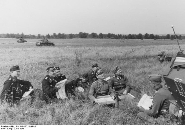Westfeldzug, Rommel bei Besprechung mit Offizieren