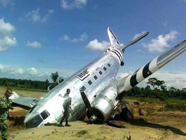 1458371322-1118-Laser-DC-3-crash-landing
