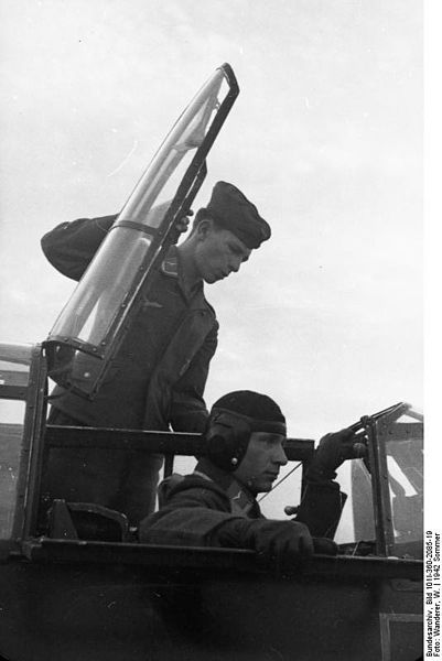 401px-Bundesarchiv_Bild_101I-360-2085-19,_Frankreich,_Pilot_in_einer_Me_110