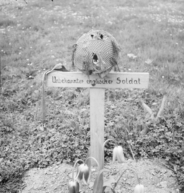 Airborne_grave,_Arnhem_1945