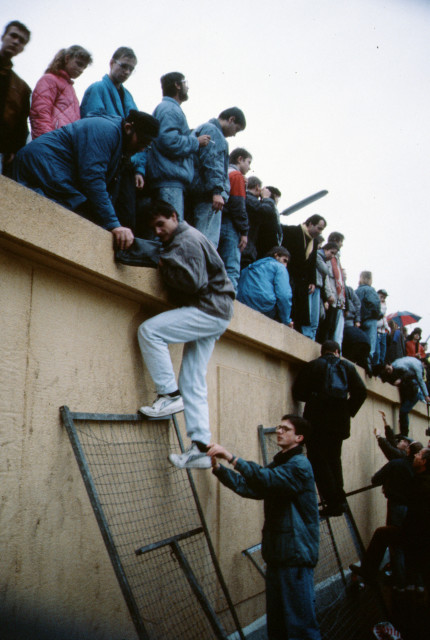 Berlin_1989,_Fall_der_Mauer,_Chute_du_mur_18