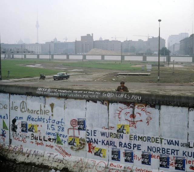 Berliner_Mauer,_ostdeutscher_Grenzer_beobachtet_Räumung_des_Kubat-Dreieck