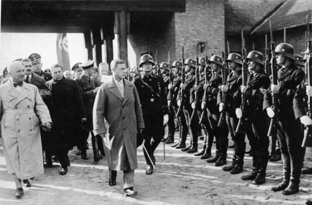 Der Herzog von Windsor auf der Ordensburg Crössinsee in Pommern am 13.10.37 Der Herzog schreitet die Front der SS im Burghof ab. Links: Robert Ley