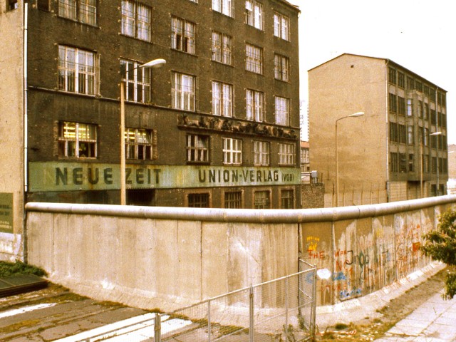 Exterior_of_East_Berlin_Neue_Zeit_newspaper,_with_Berlin_Wall_in_foreground