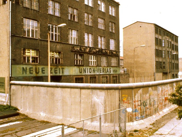 Exterior_of_East_Berlin_Neue_Zeit_newspaper,_with_Berlin_Wall_in_foreground